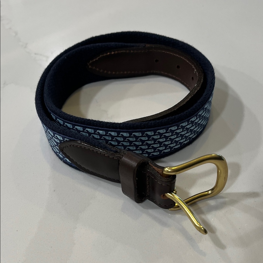 Kids size 26 Vineyard Vines signature whale pattern navy blue leathered belt